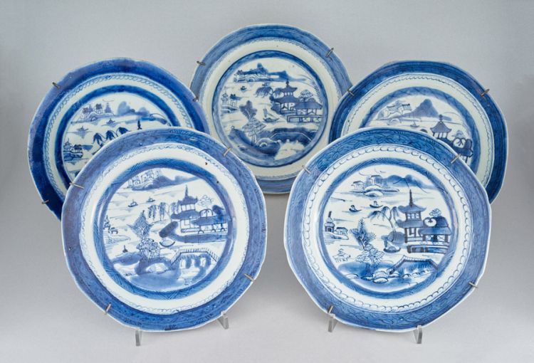 A Chinese blue and white platter, Qing Dynasty, late 18th century