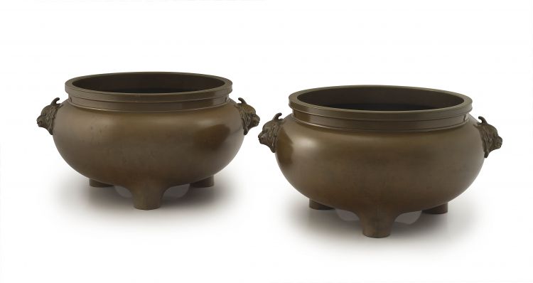 A pair of large Chinese bronze incense burners, Qing Dynasty, 19th century