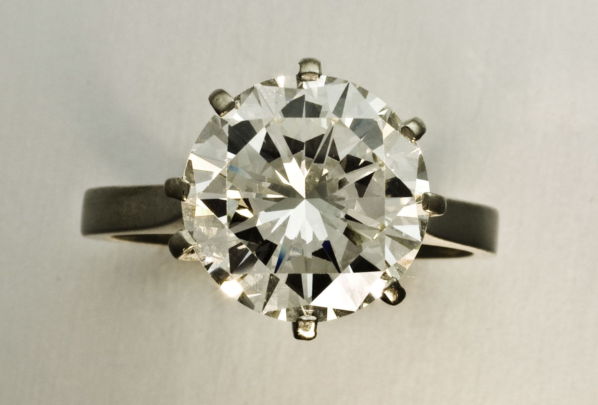 A diamond single-stone ring | Strauss & Co