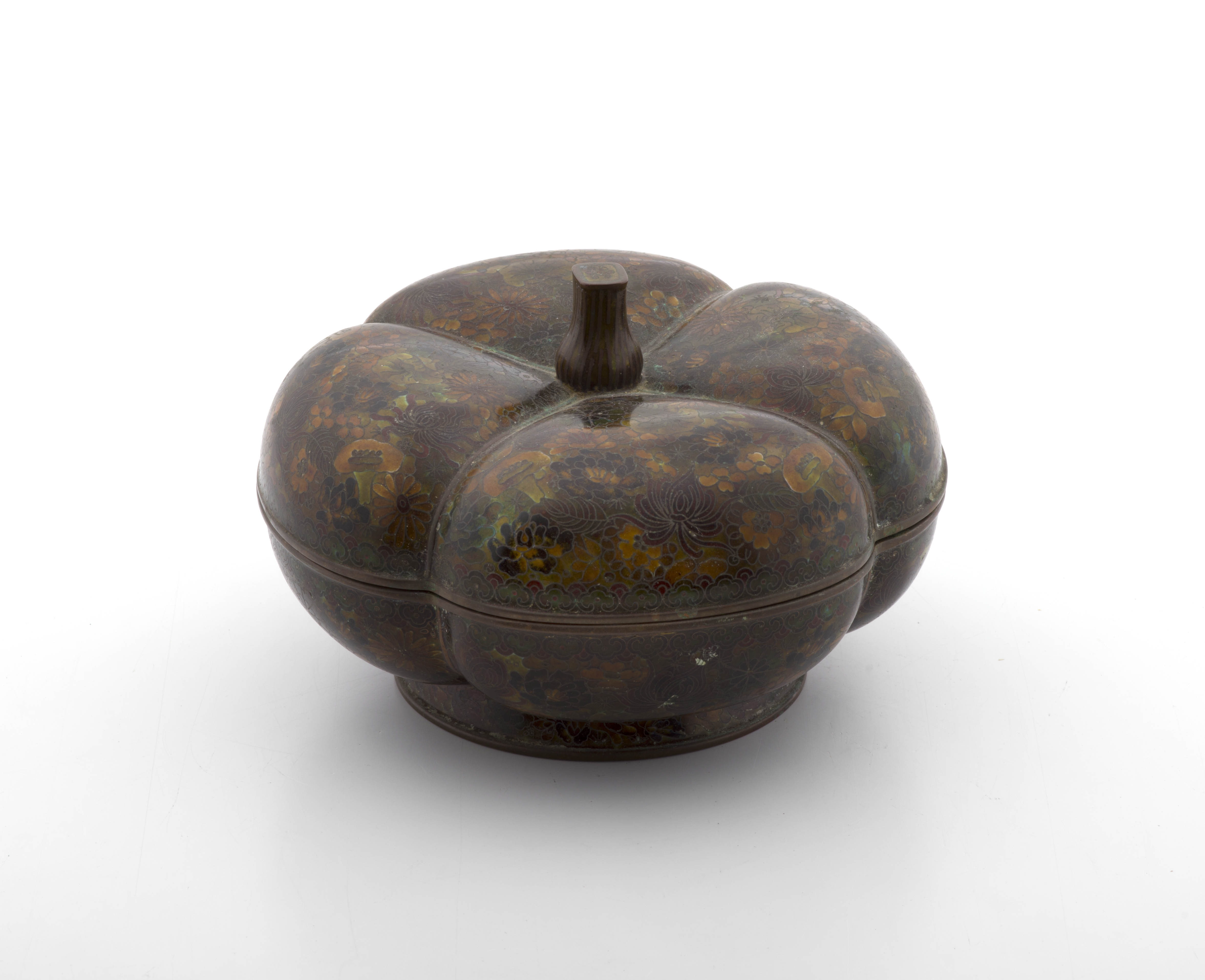 A Chinese cloisonné covered bowl, 20th century