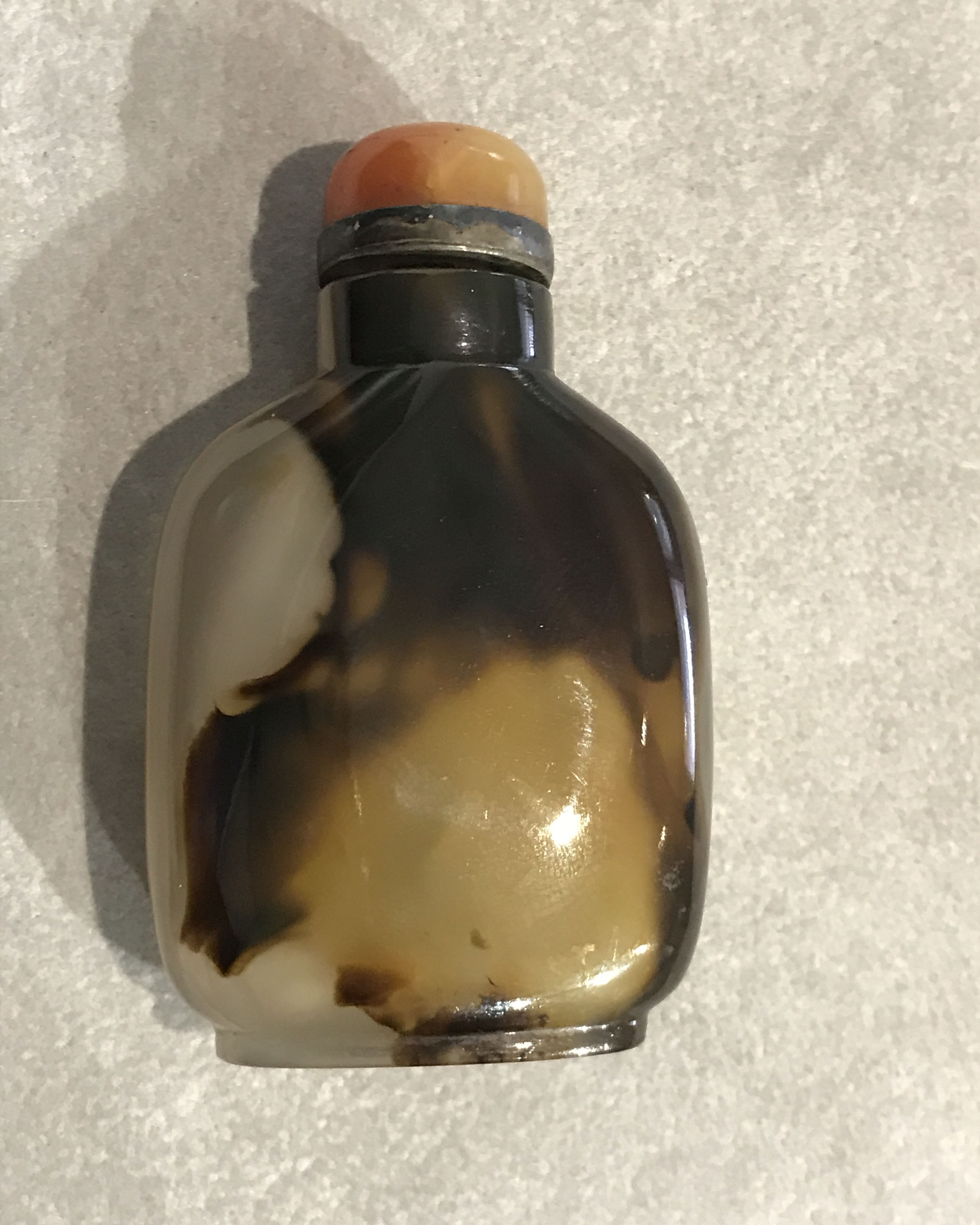 A Chinese shadow agate snuff bottle, Qing Dynasty, 19th century