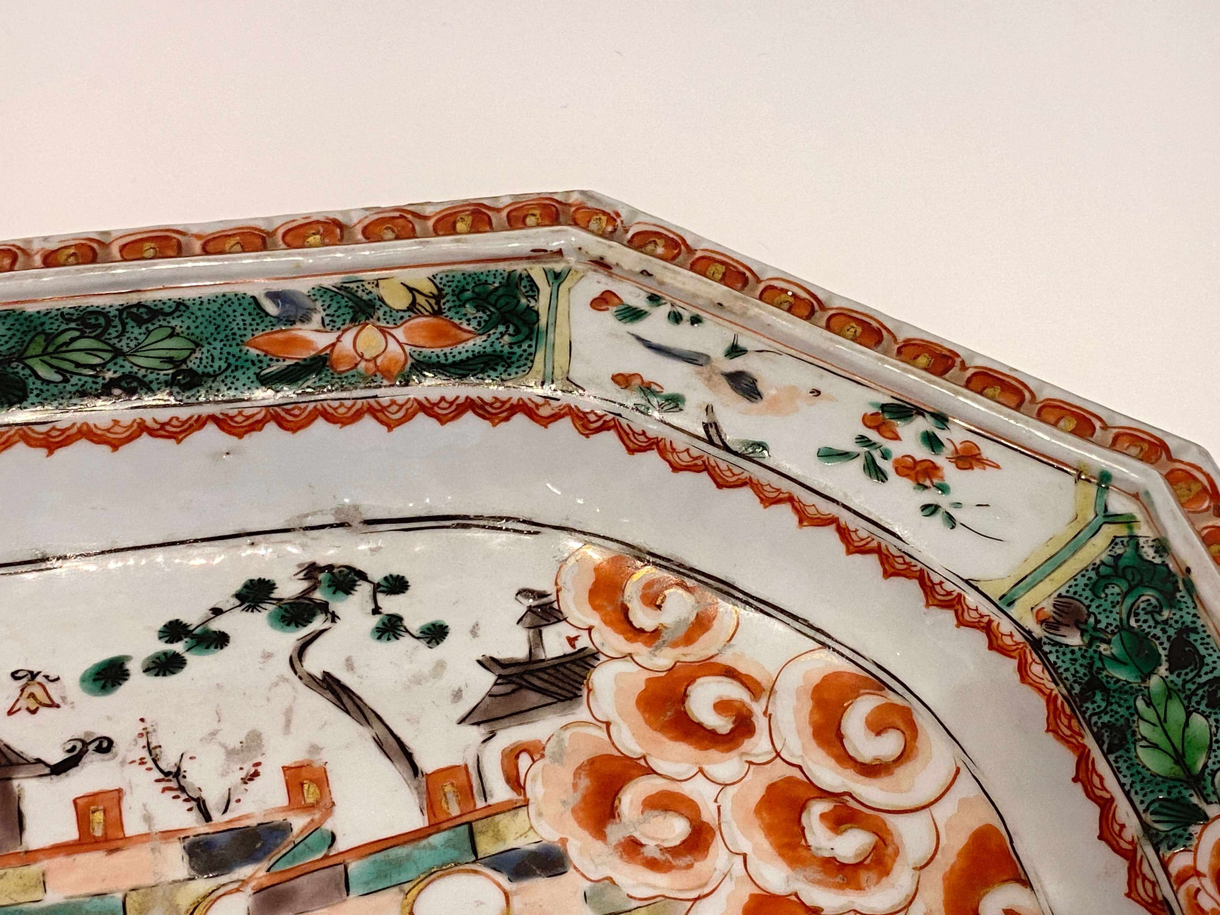 A Chinese famille-verte platter, Qianlong period, 1735-1796