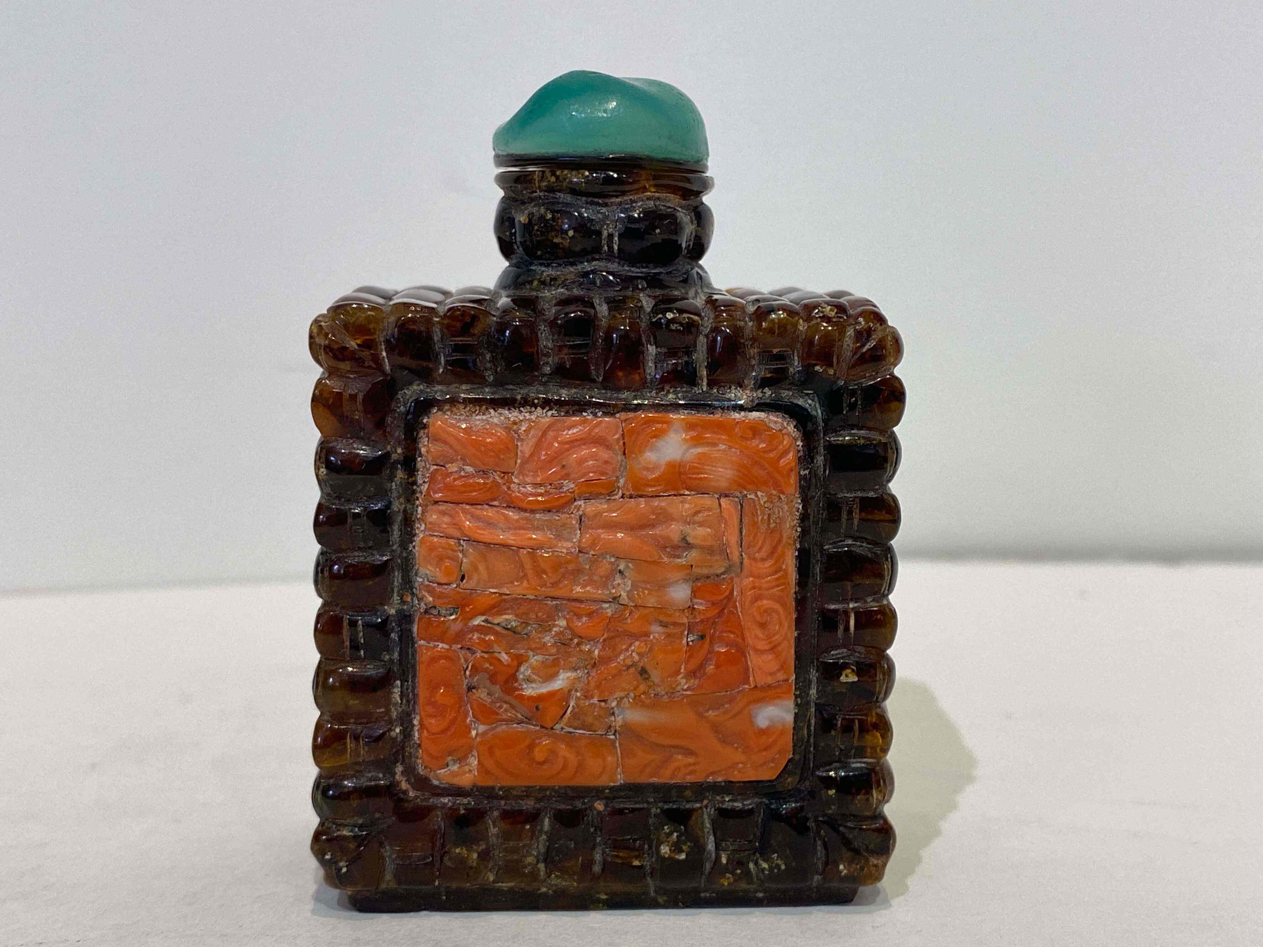 A Chinese amber and coral snuff bottle, Qing Dynasty, 19th century