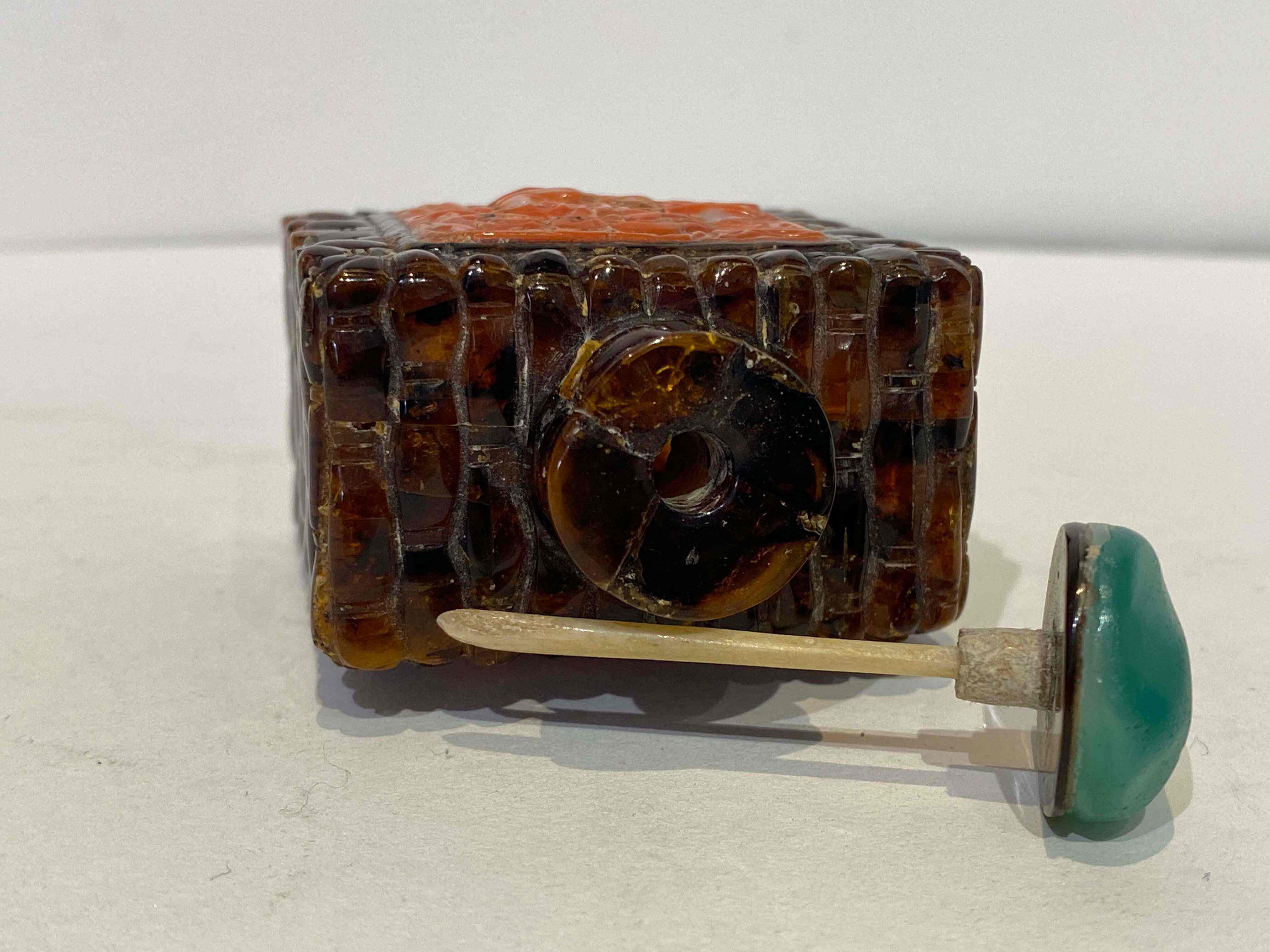 A Chinese amber and coral snuff bottle, Qing Dynasty, 19th century