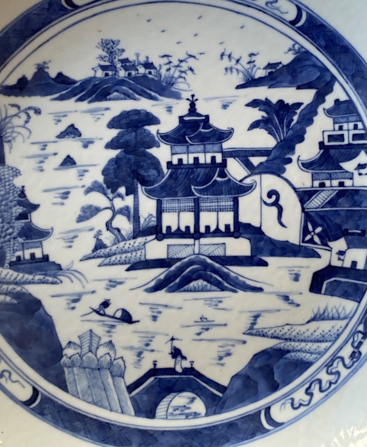 A Chinese Export blue and white dish, Qing Dynasty, 19th century