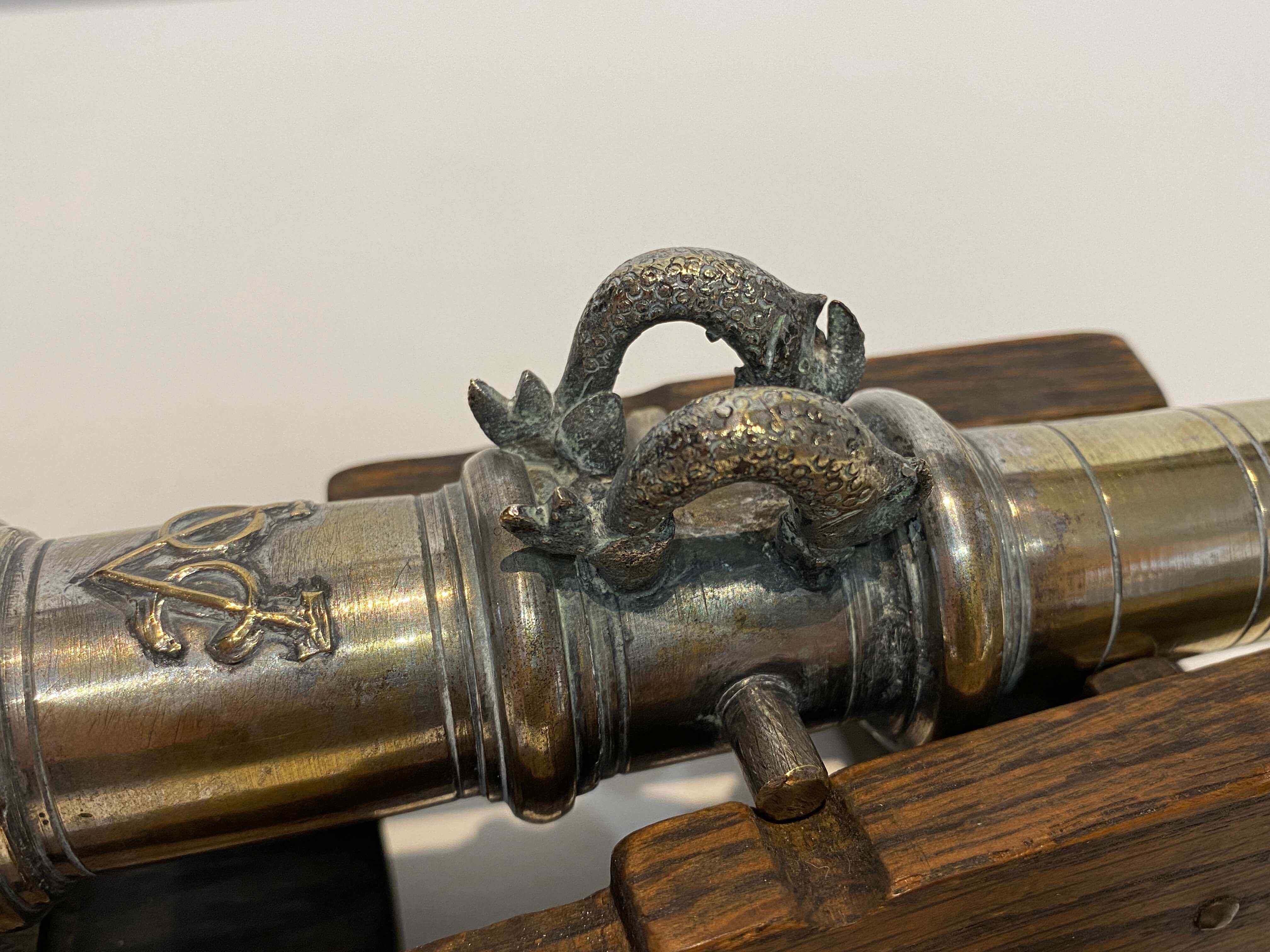 A miniature metal replica of a VOC cannon manufactured by Bill Pace, 20th century