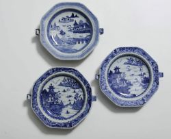 Three Chinese blue and white octagonal warming dishes, Qing Dynasty, Qianlong (1735-1796)