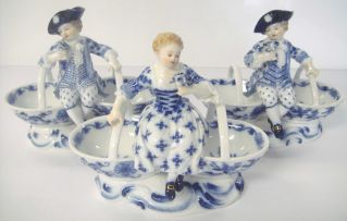 Three Meissen blue and white figural salts, late19th century and 20th century