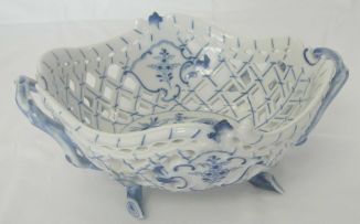 A Meissen blue and white 'Onion' pattern basket, early 20th century