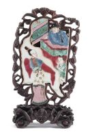 A Chinese porcelain miniature table screen, Qing Dynasty, 19th century