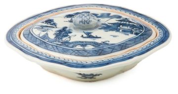 A Chinese blue and white Nankin tureen and cover, Qing Dynasty, early 19th century