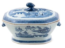 A Chinese blue and white Nankin tureen and cover, Qing Dynasty, late 18th/early 19th century