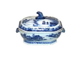 A Chinese blue and white Nankin tureen with associated cover, late 18th century