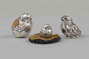 An Edwardian silver novelty pen wipe and two Edwardian silver pin cushions in the shape of chicks, Sampson Mordan and Co Ltd, 1905-1909