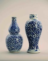 A Chinese blue and white double gourd vase, late Qing Dynasty, early 20th century