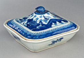 A Chinese blue and white Nanking tureen and cover, Qing Dynasty, early 19th century