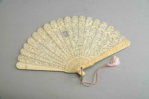 A Chinese Canton carved and pierced ivory brisé fan,Qing Dynasty, late 18th/early 19th century
