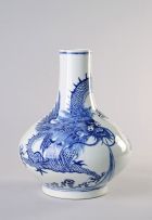 A Chinese blue and white vase, Qing Dynasty, 19th century