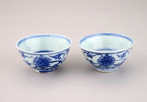 A pair of Chinese blue and white tea bowls, late 19th/early 20th century