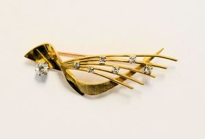 Diamond and 18ct gold brooch
