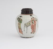 A Chinese famille-verte tea caddy, Qing Dynasty, Kangxi (1662-1722)