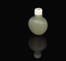 A Chinese carved celadon jade snuff bottle, late 19th/early 20th century