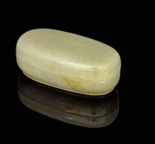 A Chinese carved celadon jade box, early 20th century