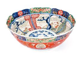 A Japanese Imari bowl, Meiji Period (1868-1912)