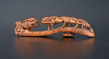 A Chinese carved boxwood belt hook, Qing Dynasty, 19th century