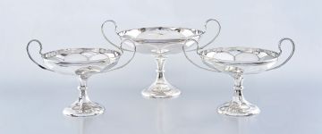 A set of three George V silver two-handled pedestal dishes, Mappin & Webb, Birmingham, 1915