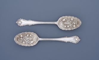 A cased pair of Edward VII silver berry spoons, Lee & Wigfull, Sheffield, 1903
