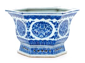 A Chinese blue and white jardinière, Qing Dynasty, 19th century