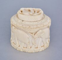 An Indian ivory carved box, first half 20th century