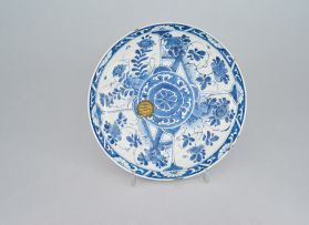 A Chinese blue and white dish, Qing Dynasty, Kangxi (1662-1722)