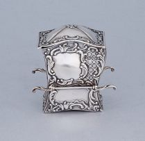 A Victorian silver card case in the form of a sedan chair, Samuel Jacob, London, 1900, Rd345787