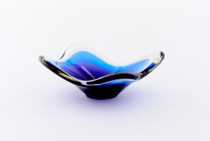 A Flygsfors 'Coquille' sommerso blue, purple and opaque white bowl, Paul Kedelv, 1953