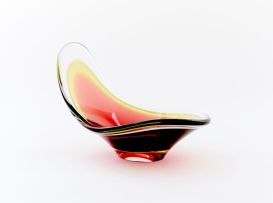 A Flygsfors 'Coquille' sommerso red, green and opaque white bowl, Paul Kedelv, 1956