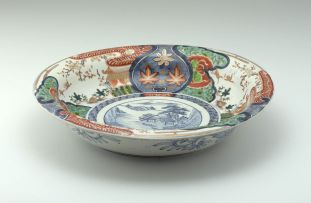 A Japanese Imari bowl, Meiji Period (1868-1912)