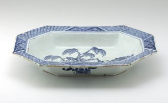 A Chinese blue and white octagonal dish, Qianlong (1735-1796)