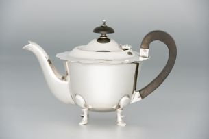 A George V silver teapot, Viners Ltd, Sheffield, 1932