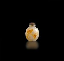 A Chinese cameo agate snuff bottle, QIng Dynasty, 19th century