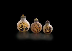 Three Chinese agate snuff bottles, Qing Dynasty, late 19th century