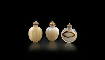 Three Chinese agate snuff bottles, Qing Dynasty, late 19th century