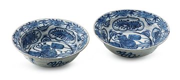 A pair of Swatow blue and white bowls, Ming Dynasty, late 16th/early 17th century
