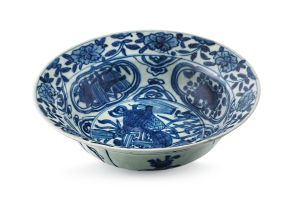 A blue and white Swatow bowl, Ming Dynasty late 16th/early17th century