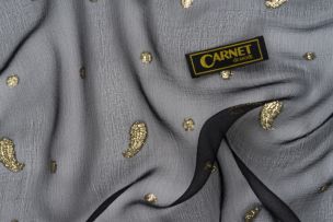Carnet ; Combination of two embroidered silks