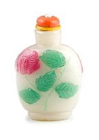 A Chinese pink and green overlay glass snuff bottle and stopper, late Qing Dynasty