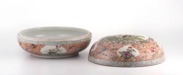 A Chinese enamelled covered bowl, Republic Period, 1912-1949