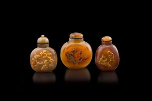 Three Chinese agate snuff bottles, early 20th century