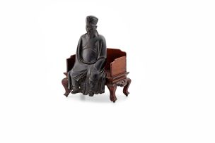 A Chinese bronze figure of a seated dignitary, 18th/19th century